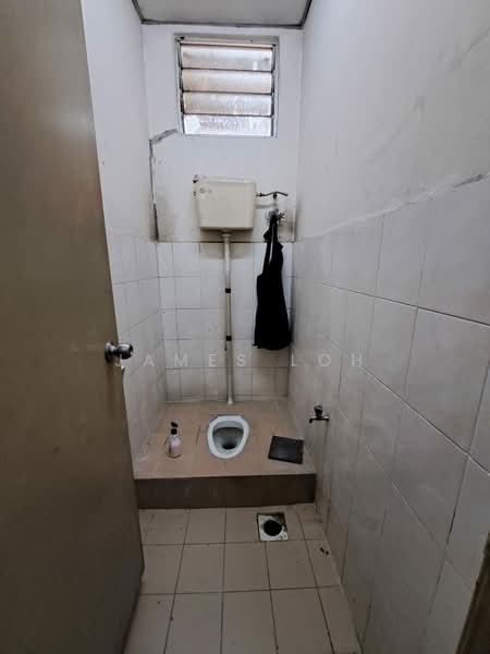Shop for Sale in Subang Jaya (Selangor) - James Loh - Bathroom - PropertyGuru.com.my