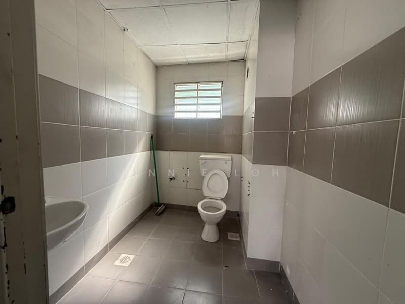 Factory for Rent in Permatang Tinggi (Kepala Batas) - Vinnie Loh - Bathroom - PropertyGuru.com.my
