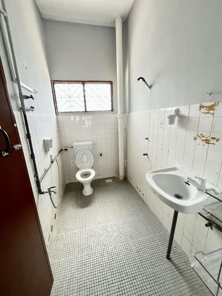 Rumah Teres 2 Tingkat untuk Dijual di Taman Johor Jaya (Johor Bahru) - Iden Tan - Bathroom - PropertyGuru.com.my