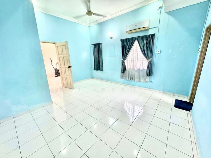 Rumah Teres 2 Tingkat untuk Dijual di Taman Kajang Utama (Kajang) - Azli Ibrahim - Living Room - PropertyGuru.com.my