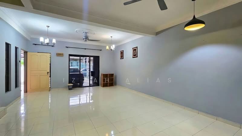 Rumah Teres 2 Tingkat untuk Dijual di Saujana Utama (Selangor) - Izzah Alias - Living Room - PropertyGuru.com.my