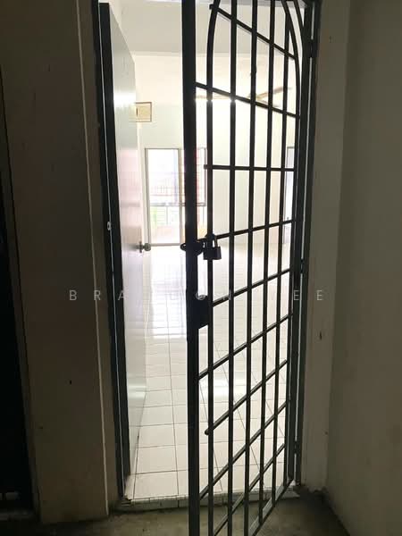 Rumah Flat untuk Dijual di Desa Serdang - Brandon Yee - Entrance - PropertyGuru.com.my