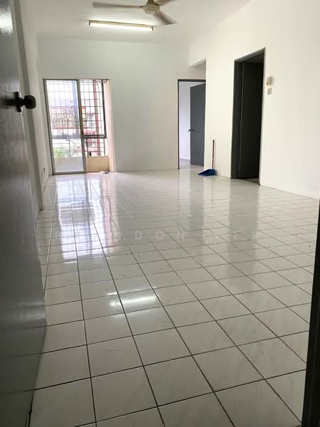 Rumah Flat untuk Dijual di Desa Serdang - Brandon Yee - Living Room - PropertyGuru.com.my