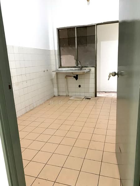 Rumah Flat untuk Dijual di Desa Serdang - Brandon Yee - Kitchen - PropertyGuru.com.my