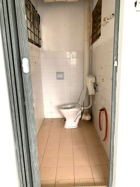 Rumah Flat untuk Dijual di Desa Serdang - Brandon Yee - Bathroom - PropertyGuru.com.my
