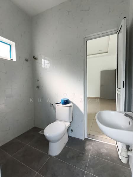 Semi-Detached House for Sale in Canary Garden (Klang) - Nor Khafadzah - Bathroom - PropertyGuru.com.my