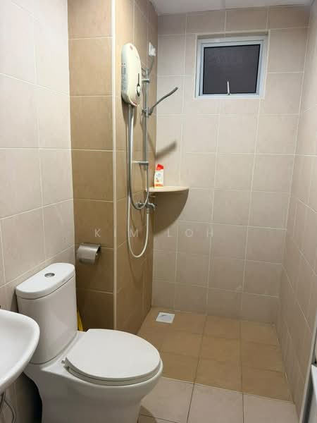Servis Apartment untuk Dijual di Pangsapuri Tanah Emas (Golden Sands) - Kim Loh - Bathroom - PropertyGuru.com.my