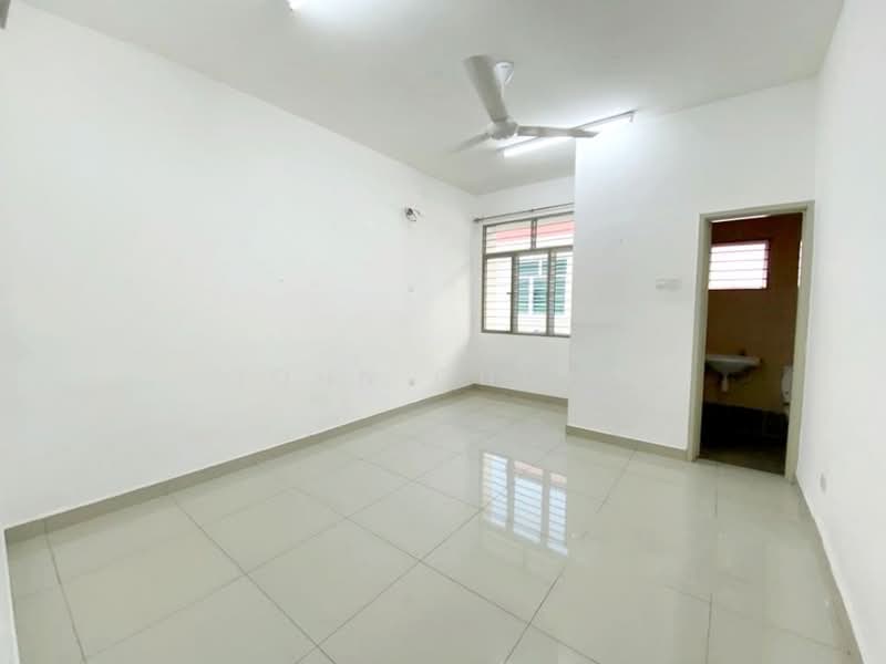 Rumah Berkembar untuk Dijual di Taman Pinggiran Putra (Seri Kembangan) - John Chong - Bedroom - PropertyGuru.com.my