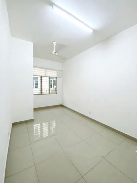 Rumah Berkembar untuk Dijual di Taman Pinggiran Putra (Seri Kembangan) - John Chong - Bedroom - PropertyGuru.com.my
