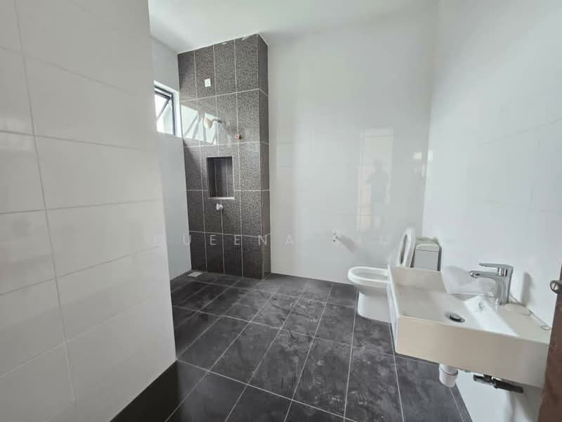 Semi-Detached House for Sale in Senai (Kulai) - Queena Sim - Bathroom - PropertyGuru.com.my