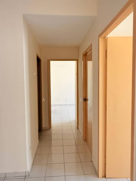 Kondominium untuk Dijual di Putra Place Condominium - A Ee Ee - Corridor - PropertyGuru.com.my