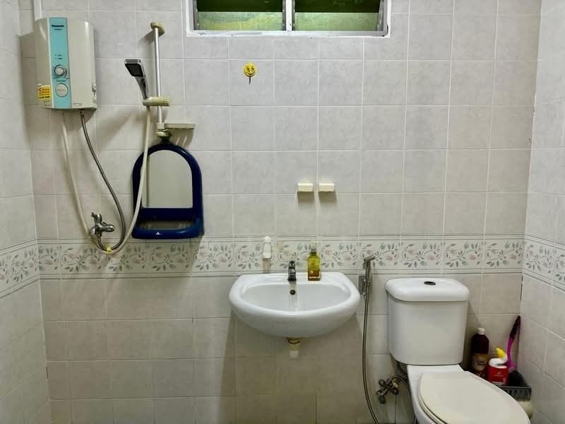 Kondominium untuk Dijual di Putra Place Condominium - A Ee Ee - Bathroom - PropertyGuru.com.my