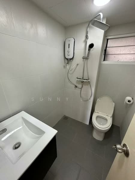 Kondominium untuk Dijual di Gurney Park Condominium - Sunny Lok - Bathroom - PropertyGuru.com.my