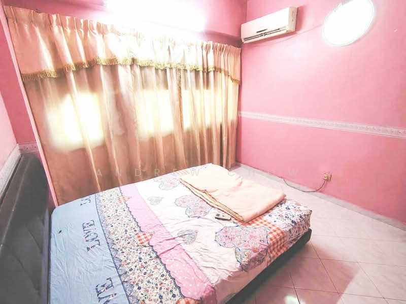 Pangsapuri untuk Disewa di Taman Jubilee Phase 4 - Andrew Chow - Bedroom - PropertyGuru.com.my