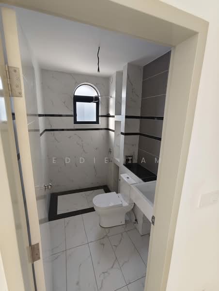 Rumah Teres 2 Tingkat untuk Dijual di Taman Rinting (Masai) - Eddie Tam - Bathroom - PropertyGuru.com.my