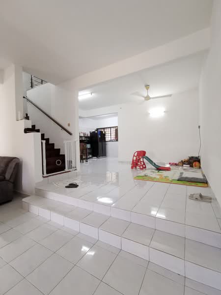 2-storey Terraced House for Sale in Taman Mount Austin (Tebrau) - Jojo Chung - Living Room - PropertyGuru.com.my