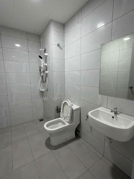 Servis Apartment untuk Disewa di Amber Cove - Woon . - Bathroom - PropertyGuru.com.my