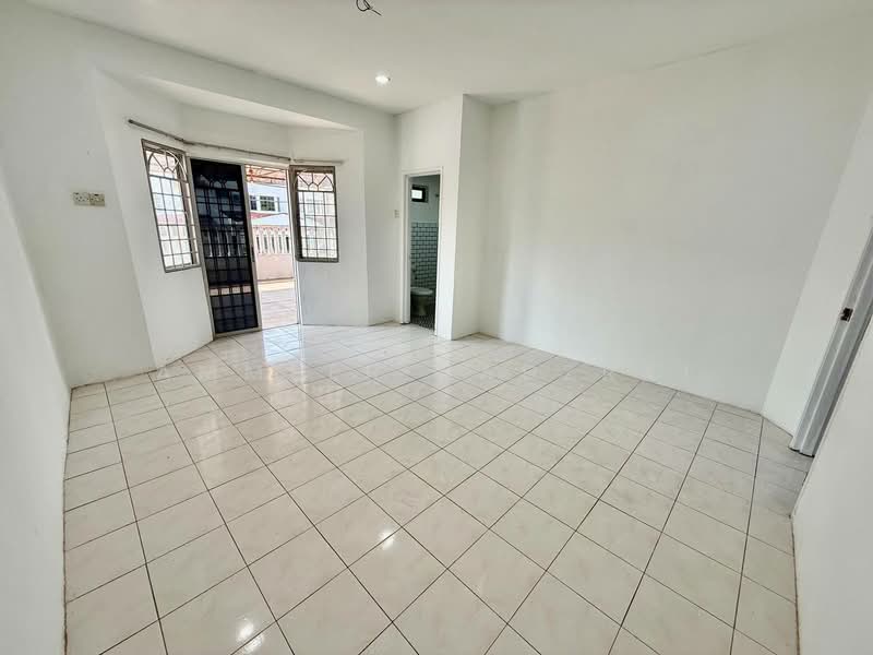 2-storey Terraced House for Sale in Kota Perdana (Seri Kembangan) - Ammeer Nadzrai - Living Room - PropertyGuru.com.my