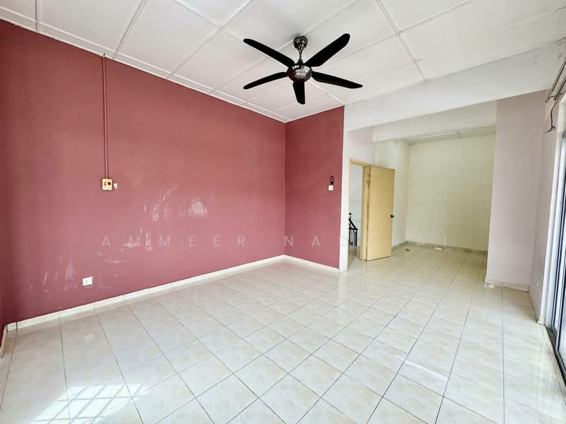 Rumah Berkembar untuk Dijual di Bandar Seri Putra (Bangi) - Ammeer Nadzrai - Living Room - PropertyGuru.com.my