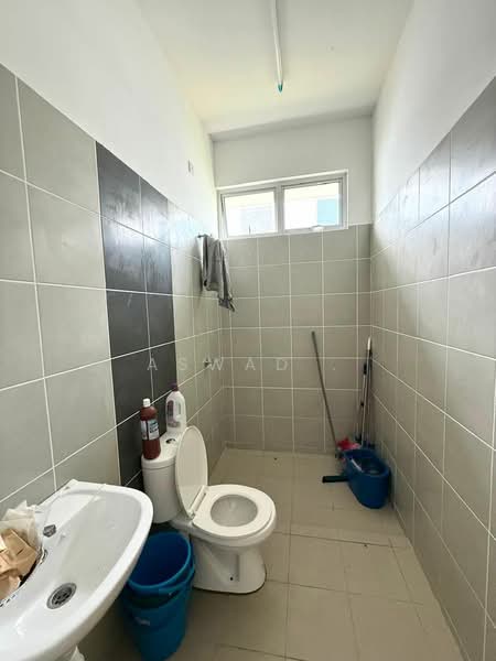 Rumah Berkembar untuk Dijual di Taman Mewah (Lunas) - Aswad . - Bathroom - PropertyGuru.com.my