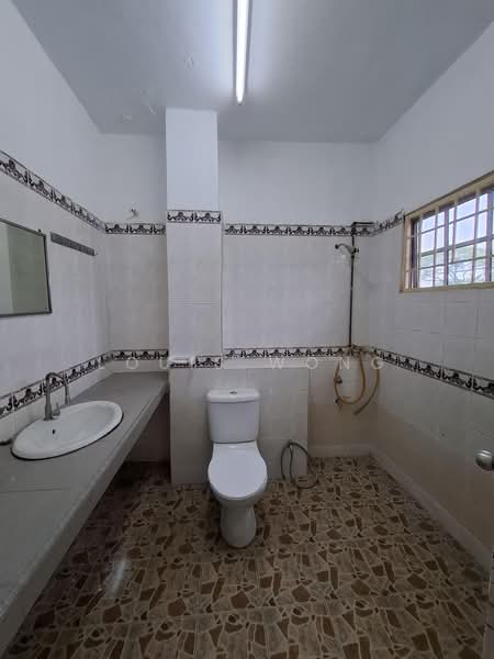 3-storey Terraced House for Sale in Batu 9 (Cheras) - Louis Wong - Bathroom - PropertyGuru.com.my
