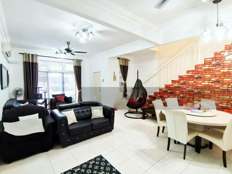 Rumah Teres 2 Tingkat untuk Dijual di Kota Puteri (Batu Arang) - Izzat Zamros - Living Room - PropertyGuru.com.my