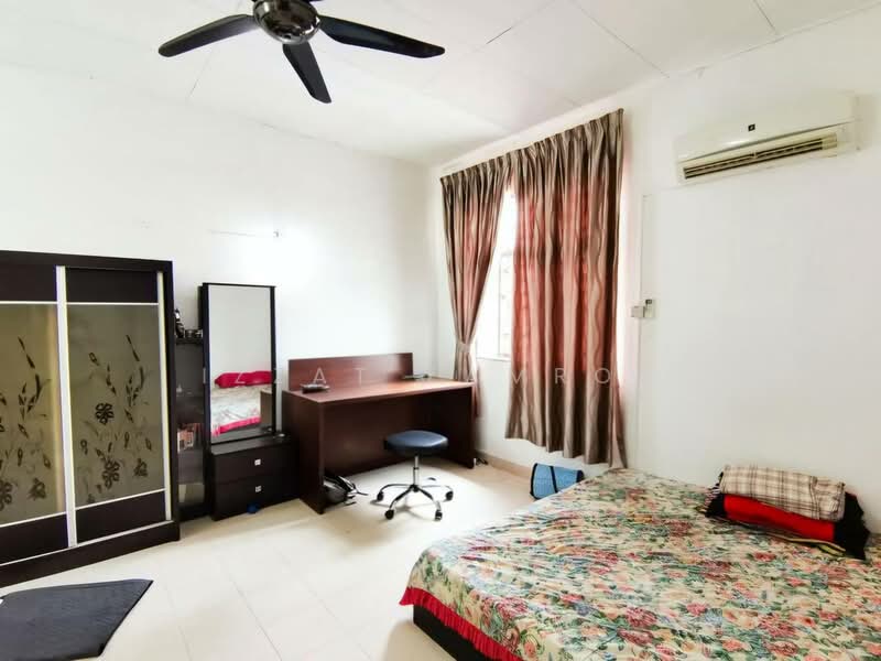 Rumah Teres 2 Tingkat untuk Dijual di Kota Puteri (Batu Arang) - Izzat Zamros - Bedroom - PropertyGuru.com.my