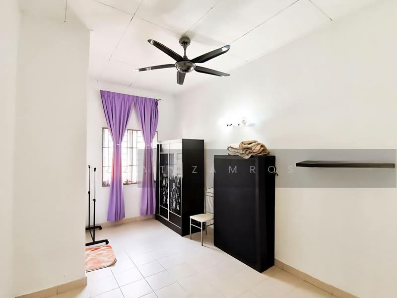Rumah Teres 2 Tingkat untuk Dijual di Kota Puteri (Batu Arang) - Izzat Zamros - Bedroom - PropertyGuru.com.my