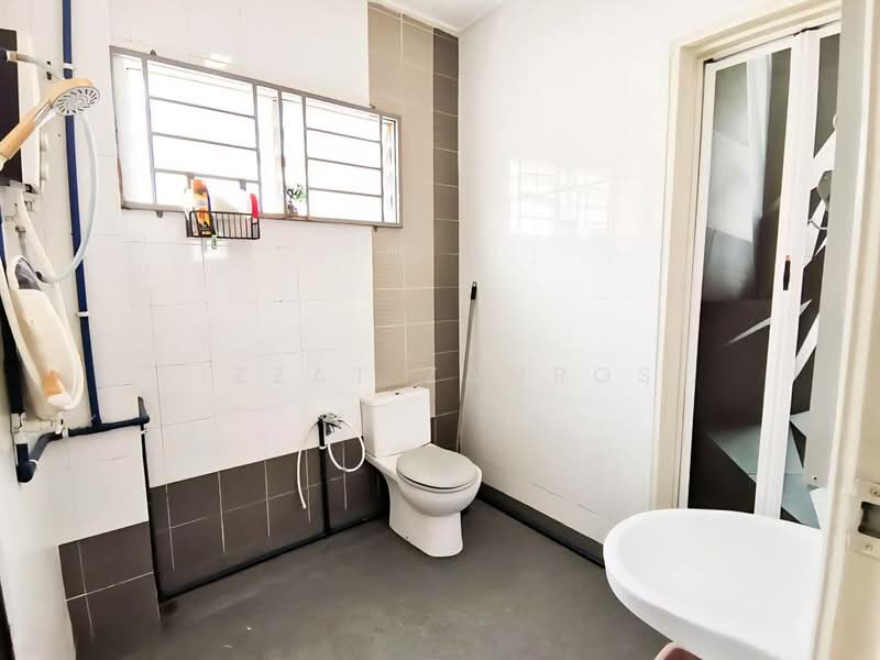 Rumah Teres 2 Tingkat untuk Dijual di Kota Puteri (Batu Arang) - Izzat Zamros - Bathroom - PropertyGuru.com.my