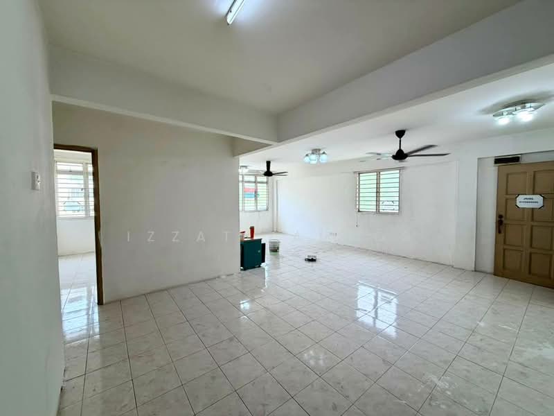 Pangsapuri untuk Dijual di Apartment Taman Topaz - Izzat Zamros - Living Room - PropertyGuru.com.my