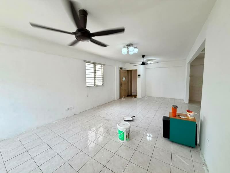 Pangsapuri untuk Dijual di Apartment Taman Topaz - Izzat Zamros - Living Room - PropertyGuru.com.my