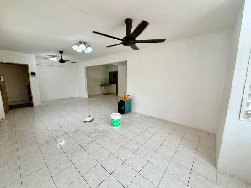 Pangsapuri untuk Dijual di Apartment Taman Topaz - Izzat Zamros - Living Room - PropertyGuru.com.my