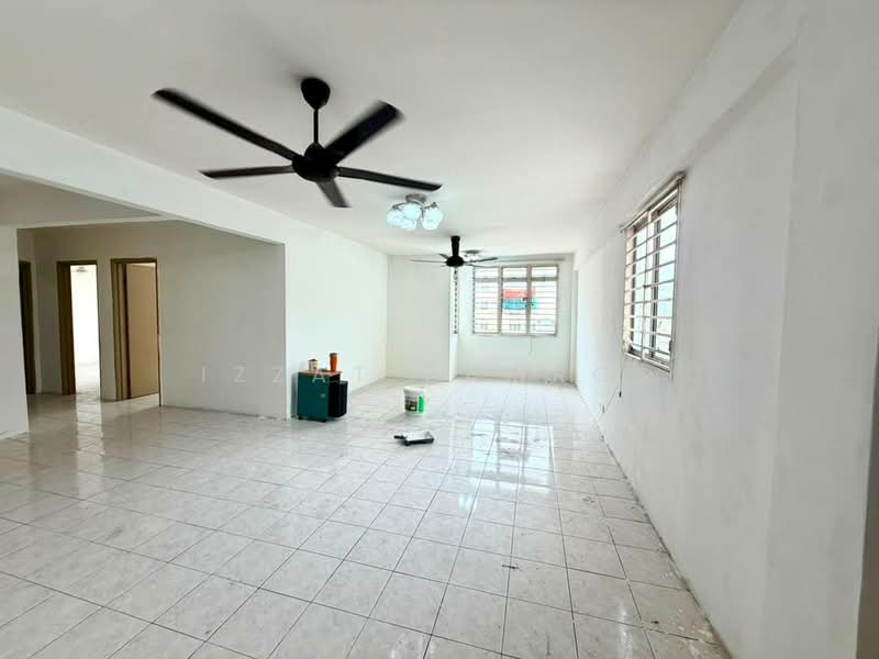 Pangsapuri untuk Dijual di Apartment Taman Topaz - Izzat Zamros - Living Room - PropertyGuru.com.my
