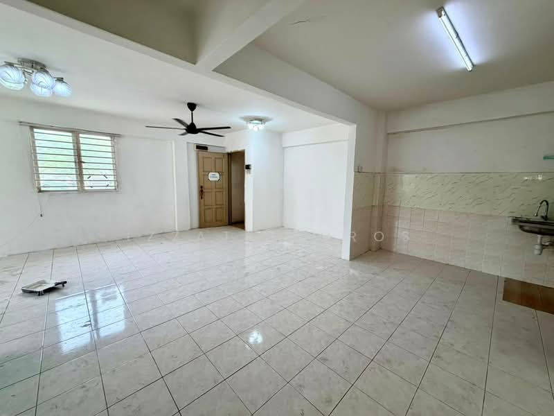 Pangsapuri untuk Dijual di Apartment Taman Topaz - Izzat Zamros - Living Room - PropertyGuru.com.my