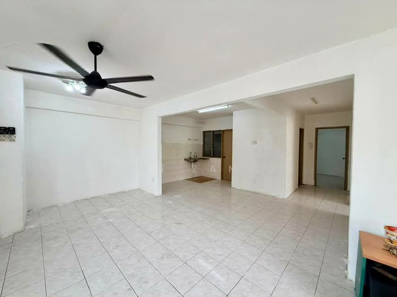Pangsapuri untuk Dijual di Apartment Taman Topaz - Izzat Zamros - Living Room - PropertyGuru.com.my
