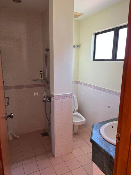 Bungalow for Sale in Bukit Gita Bayu (Seri Kembangan) - Masnizah Arifin - Bathroom - PropertyGuru.com.my