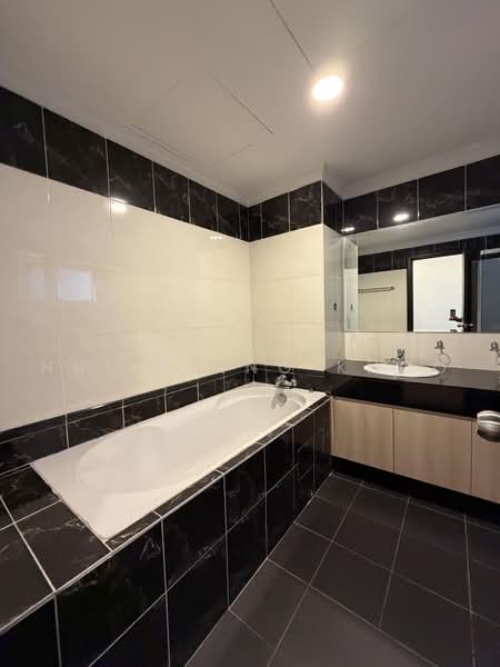 Kondominium untuk Disewa di Hartamas Regency 2 - Hui Ching Khoo - Bathroom - PropertyGuru.com.my