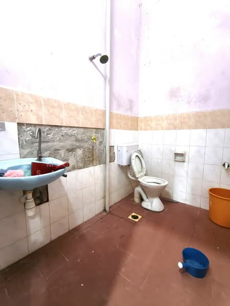 Rumah Teres 2 Tingkat untuk Dijual di Taman Cengal Utama (Paroi) - Mohd Aizat Saiful Bahri - Bathroom - PropertyGuru.com.my