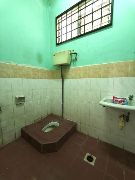 Rumah Teres 2 Tingkat untuk Dijual di Taman Cengal Utama (Paroi) - Mohd Aizat Saiful Bahri - Bathroom - PropertyGuru.com.my
