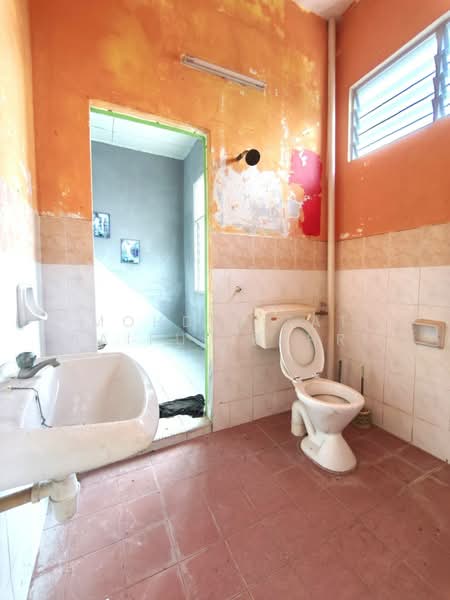 Rumah Teres 2 Tingkat untuk Dijual di Taman Cengal Utama (Paroi) - Mohd Aizat Saiful Bahri - Bathroom - PropertyGuru.com.my