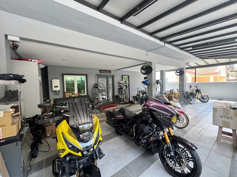 Semi-Detached House for Sale in Ampang (Selangor) - Ali Idris - Car Park - PropertyGuru.com.my