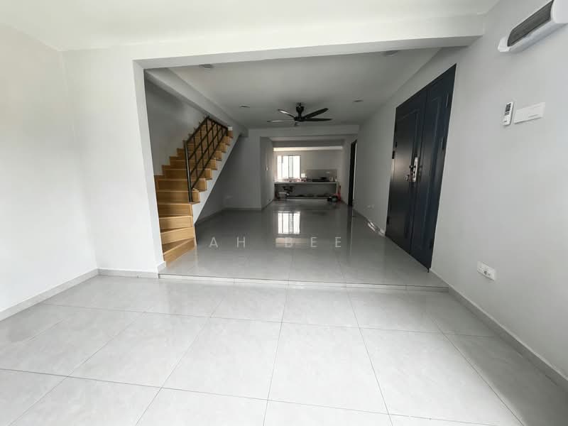 Rumah Teres untuk Dijual di Taman Bukit Jaya (Ulu Tiram) - Ah Bee - Living Room - PropertyGuru.com.my