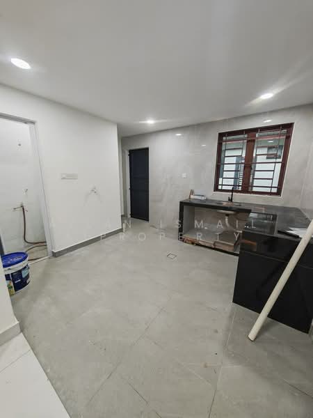 2-storey Terraced House for Sale in Bandar Indahpura (Kulai) - Azlan Ismail aiproperty - Kitchen - PropertyGuru.com.my