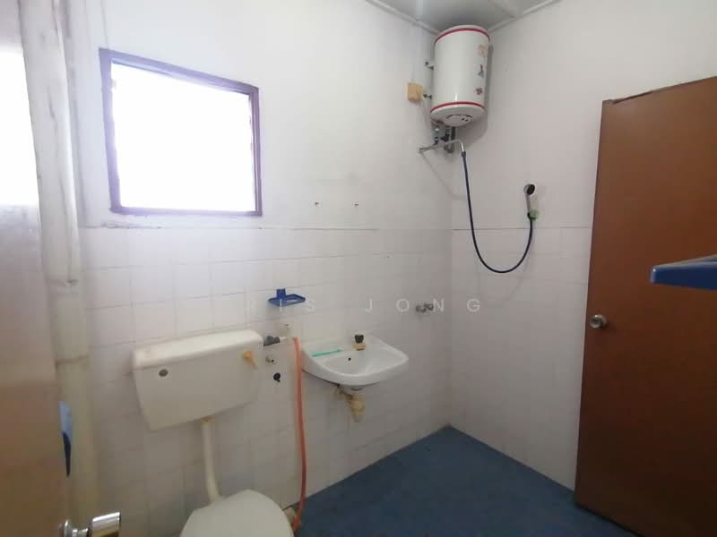 Rumah Teres untuk Dijual di Bandar Country Homes (Rawang) - Tris Jong - Bathroom - PropertyGuru.com.my