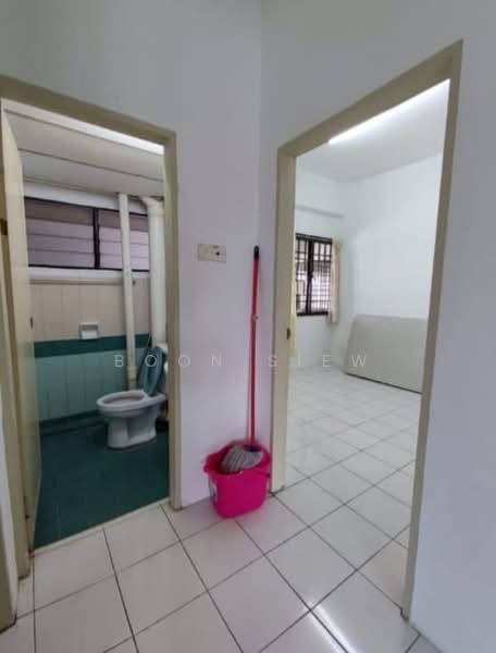 Pangsapuri untuk Dijual di Krystal Villa - Boon Siew - Bathroom - PropertyGuru.com.my