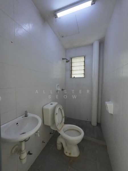 Pangsapuri untuk Dijual di Kemuning Aman - Allister Seow - Bathroom - PropertyGuru.com.my