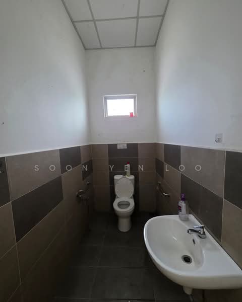 Shop for Rent in Kuantan (Pahang) - Kenny Loo - Bathroom - PropertyGuru.com.my