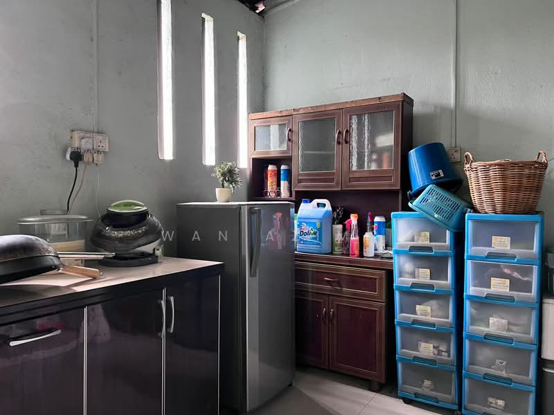 Semi-Detached House for Sale in Taman Villa Putra (Sungai Buloh) - Wan Azima - Kitchen - PropertyGuru.com.my