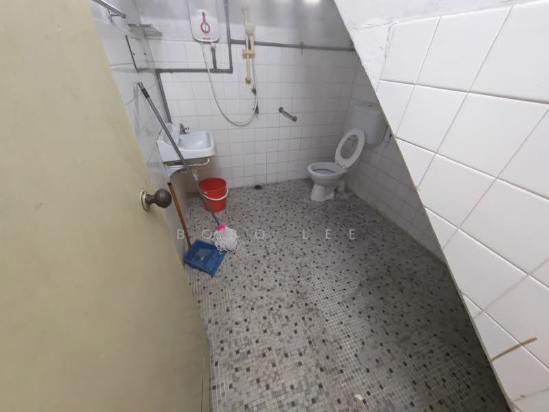Rumah Berkembar untuk Dijual di Jalan Klang Lama (Old Klang Road) (Kuala Lumpur) - Bobo Lee - Bathroom - PropertyGuru.com.my