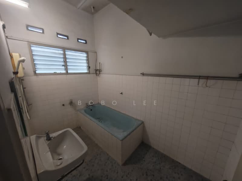 Rumah Berkembar untuk Dijual di Jalan Klang Lama (Old Klang Road) (Kuala Lumpur) - Bobo Lee - Bathroom - PropertyGuru.com.my